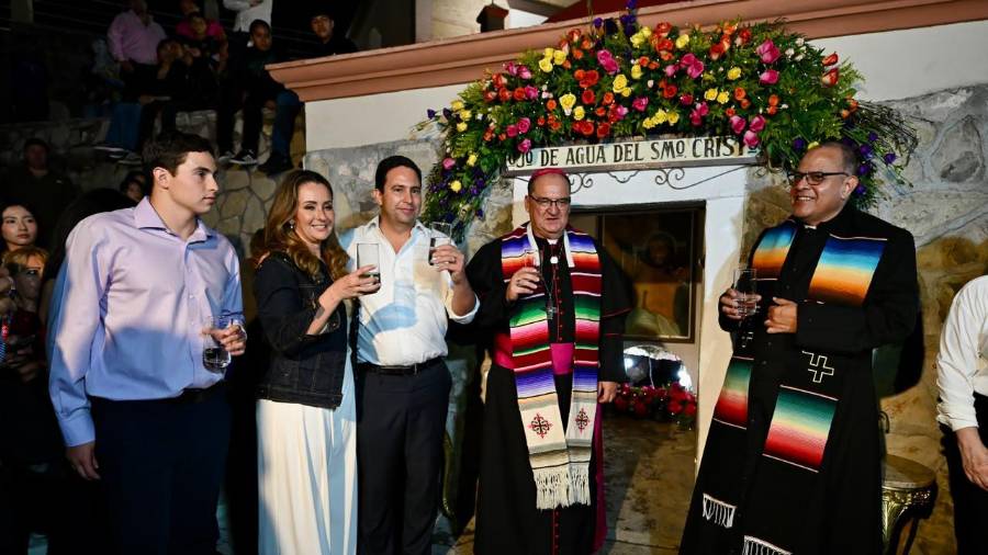Javier Díaz González encabezó la celebración por el 449 aniversario de la fundación de Saltillo en el Mirador de la ciudad.