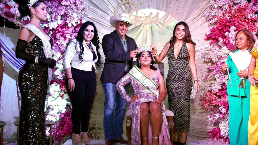 El alcalde “Chano” Díaz Iribarren encabezó la declaratoria inaugural y la ceremonia de coronación de la nueva soberana de estas tradicionales fiestas. FOTO: CORTESÍA