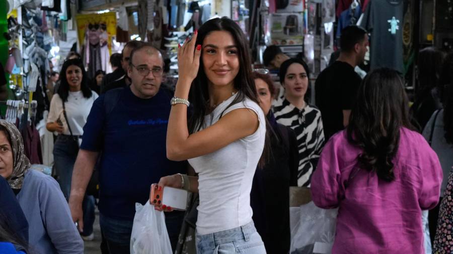 Gente comprando en el bazar tradicional de Tajrish, en el norte de Teherán, Irán, el lunes 15 de junio de 2026.
