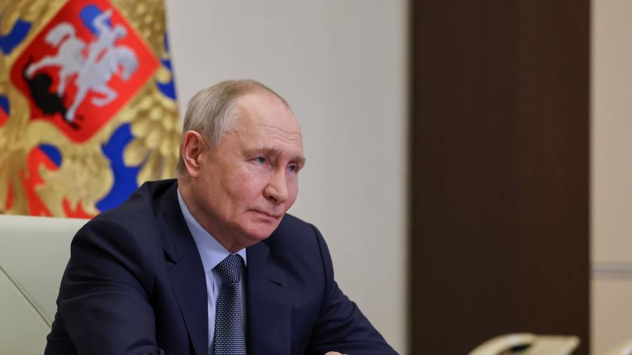 El presidente ruso Vladimir Putin encabeza una reunión de gabinete por videoconferencia en la residencia estatal Novo-Ogaryovo en las afueras de Moscú.