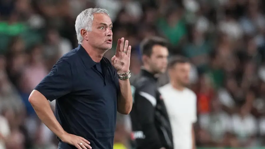 José Mourinho cuestionó las decisiones arbitrales durante el derbi y mostró dos jugadas que, desde su perspectiva, merecían tarjeta roja.