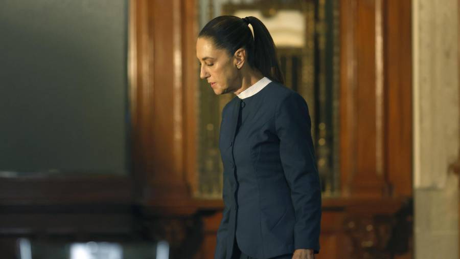 Loret de Mola señala que Carlos Manzo “suplicó apoyo decenas de veces” a Sheinbaum, pero ahora la Presidenta busca responsabilizar a Calderón.