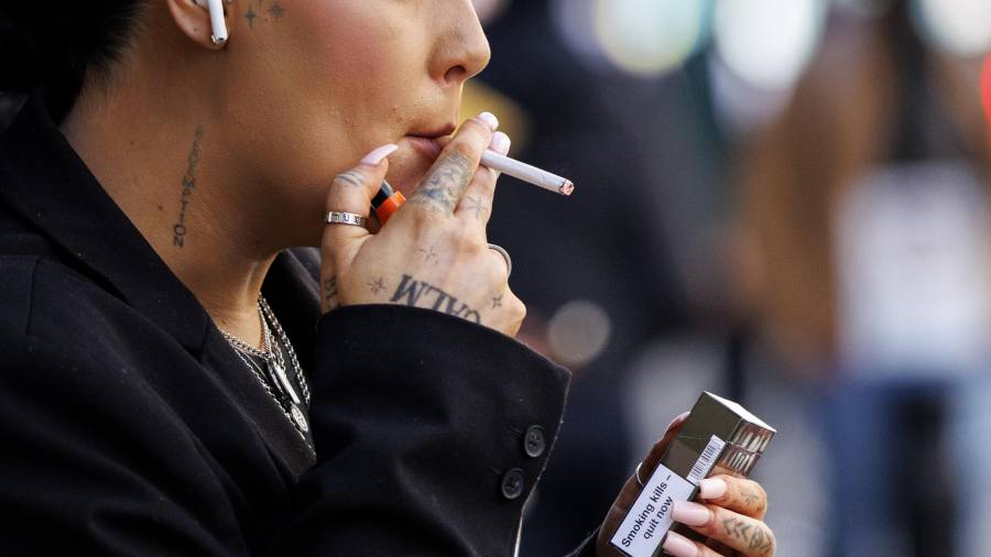 La Organización Mundial de la Salud estima que más de 1.300 millones de personas consumen tabaco, y que aproximadamente la mitad de los fumadores crónicos morirán por enfermedades relacionadas con su consumo.