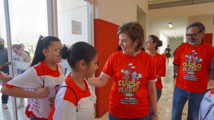 Selina Bremer de Cepeda encabezó el arranque de los Cursos de Verano 2026, que reunirán a cerca de mil niñas y niños en Torreón.