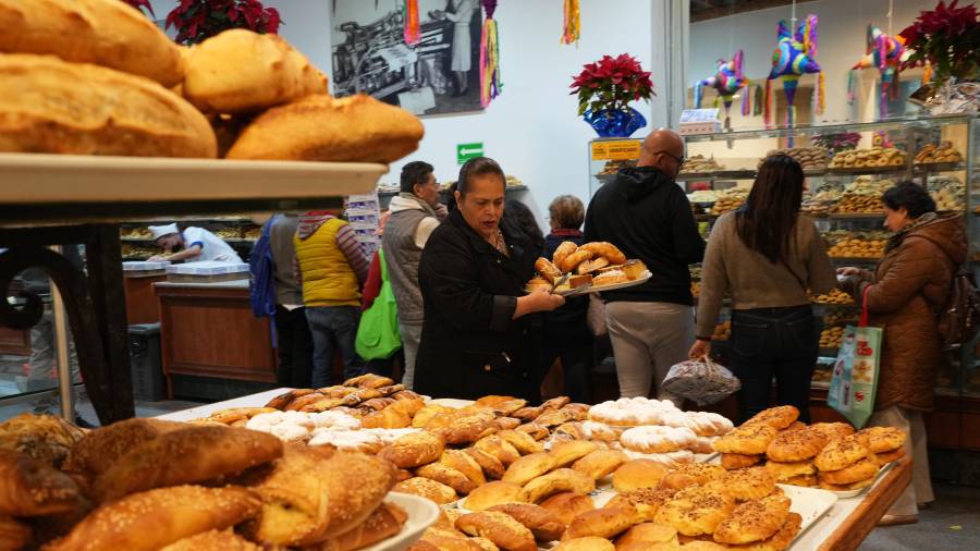 La gente compra pan en una panadería de la Ciudad de México.