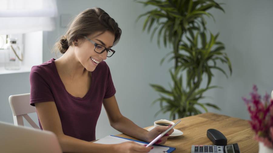 Llevar un registro de ingresos y gastos ayuda al control de las finanzas personales.