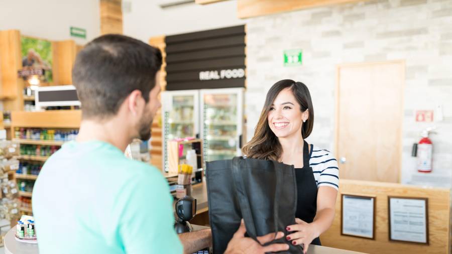 Algunos comercios del centro de Saltillo mantuvieron operaciones este 25 de diciembre, atendidos por personal que laboró en plena fecha festiva.