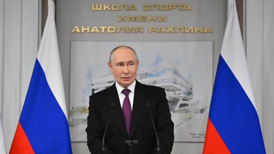 El presidente ruso Vladimir Putin pronuncia un discurso durante su visita al complejo deportivo multifuncional de la Escuela de Reserva Olímpica Anatoly Rakhlin en San Petersburgo, Rusia.