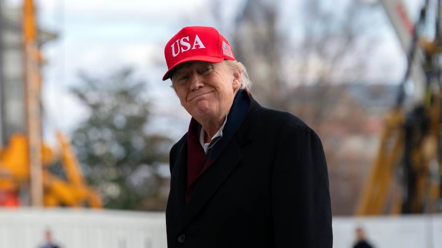 Pew Research Center en su nueva encuesta precisa que cuatro de cada cinco latinos que viven en Estados Unidos, es decir el 80 %, señalan que las políticas de Donald Trump perjudican a los hispanos.