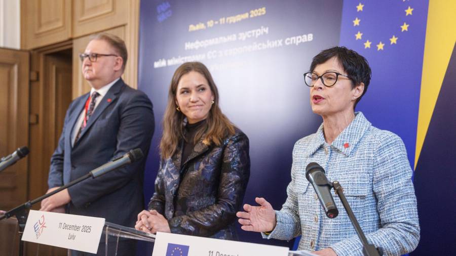 La comisionada de la UE para asuntos relacionados con la ampliación del bloque, Marta Kos (d) y el viceprimer ministro ucraniano a cargo de relaciones europeas Taras Kachka (i) en Leópilis, Ucrania.