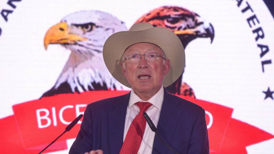 El embajador Ken Salazar dijo que los traficantes de migrantes operan en ambos lados de la frontera.