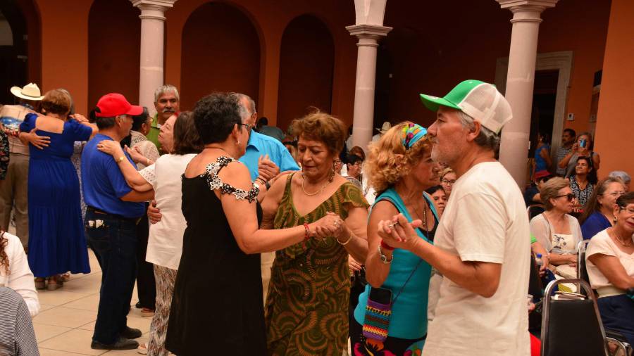 Realizan ‘Baile del Recuerdo’ en celebración a los adultos mayores