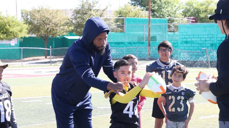 Integrantes de AFAIS aprovecharon la visita del nuevo jugador de Dinos de Saltillo para convivir con él.