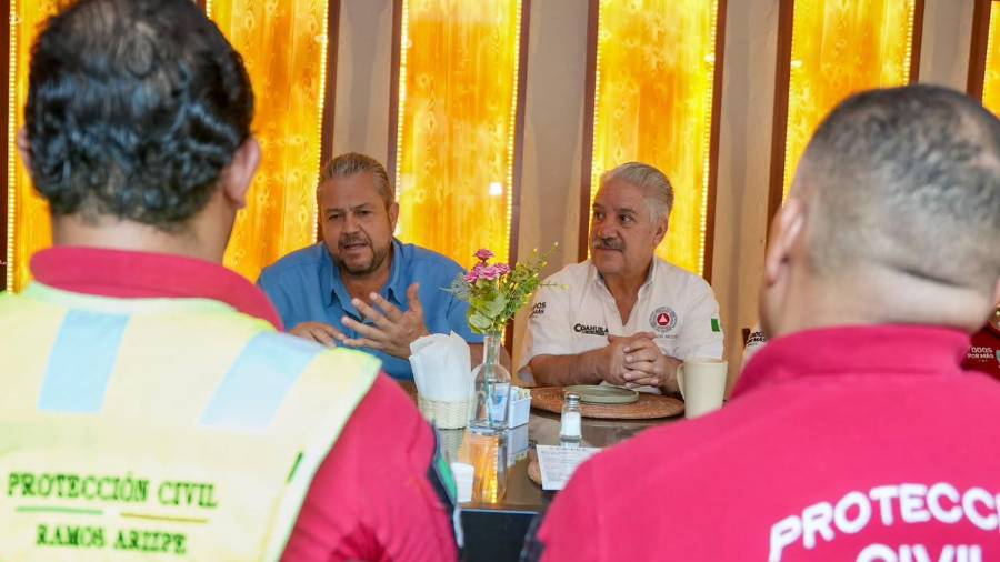 El alcalde Tomás Gutiérrez Merino reconoció la labor y el compromiso de los integrantes de Protección Civil y Bomberos.