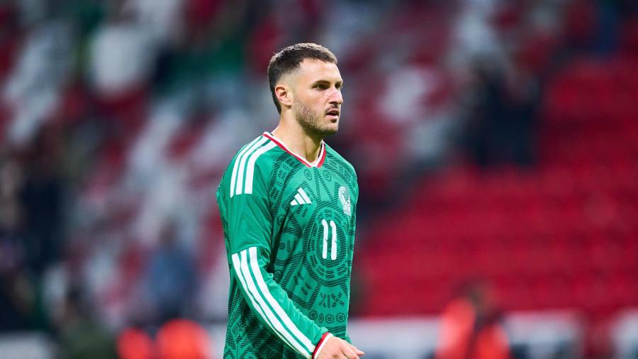 Santiago Gimenez durante el juego amistoso con Serbia en Toluca.