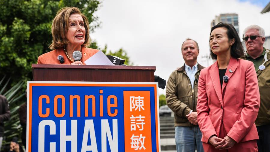 La representante demócrata Nancy Pelosi habla en apoyo de la candidata al Congreso, Connie Chan (a la derecha), en el mitin “Incentiva la participación electoral” celebrado en San Francisco.