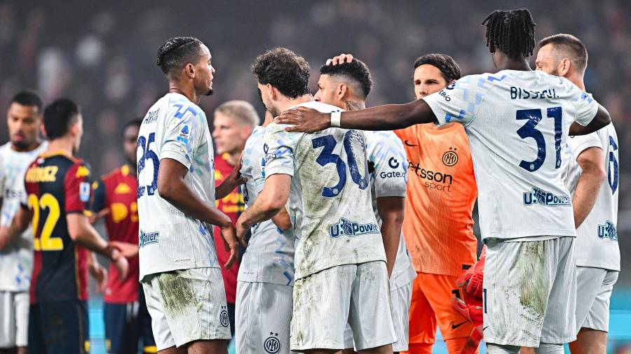 Johan Vásquez fue titular en la derrota del Genoa ante el Inter, en un partido de Serie A marcado por la violencia de ultras fuera del estadio.