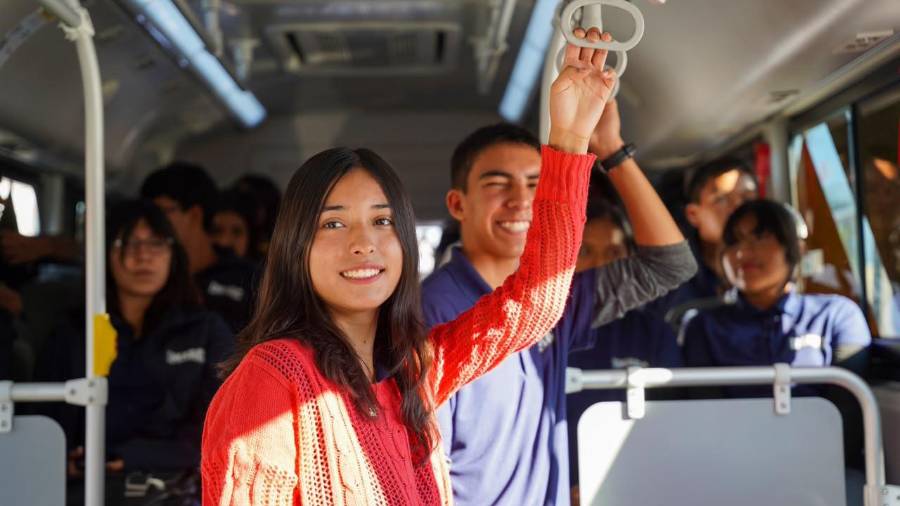 Ofrece transporte gratuito que facilita el acceso a escuelas, centros de trabajo y servicios.