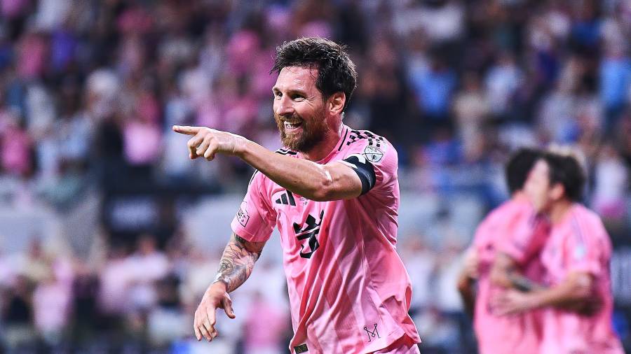 Lionel Messi celebra después de marcar ante Cruz Azul el gol número 100 de su trayectoria con Inter Miami.