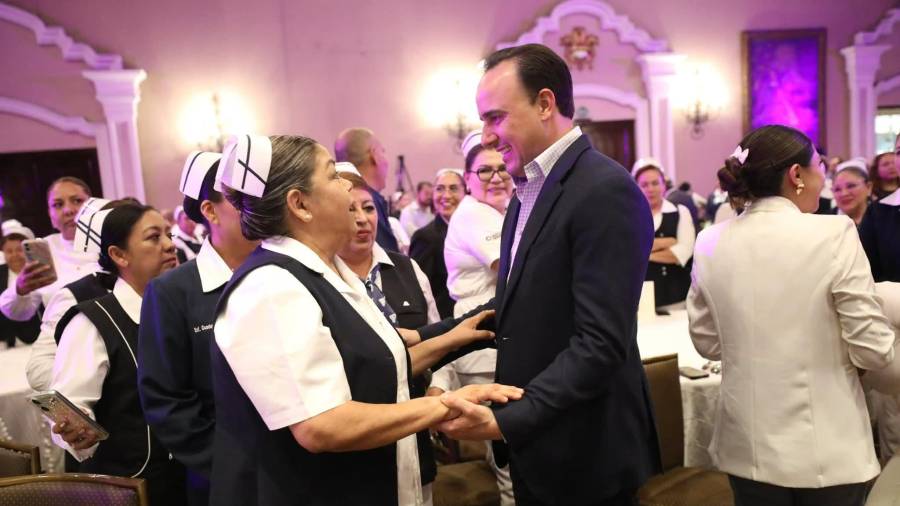 El mandatario agradeció a enfermeras de todas las regiones por su trabajo durante décadas.