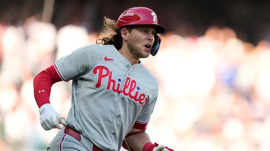 Alec Bohm apareció en la décima entrada con el jonrón que dio vida a los Phillies y mandó la Serie de Comodín ante Braves a un definitivo tercer juego.