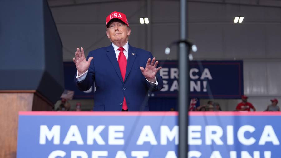 El presidente Donald Trump llega a un mitin de campaña en el Aeropuerto Municipal de Dalton, el viernes 16 de octubre de 2026, en Dalton, Georgia.