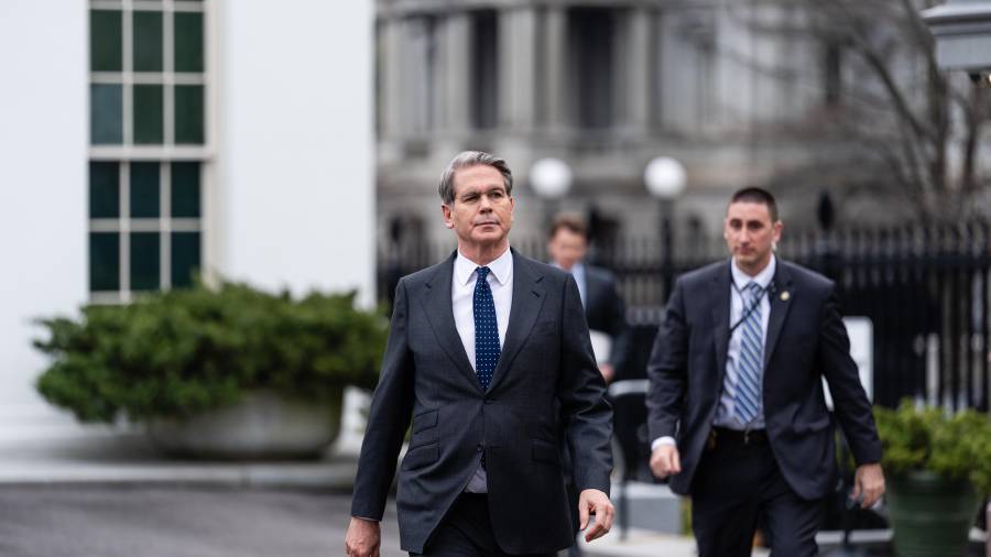 Scott Bessent declaró el jueves 12 de marzo que Rusia no se beneficiaría significativamente del levantamiento de las sanciones, pero reconoció que sí obtendría algún beneficio financiero.