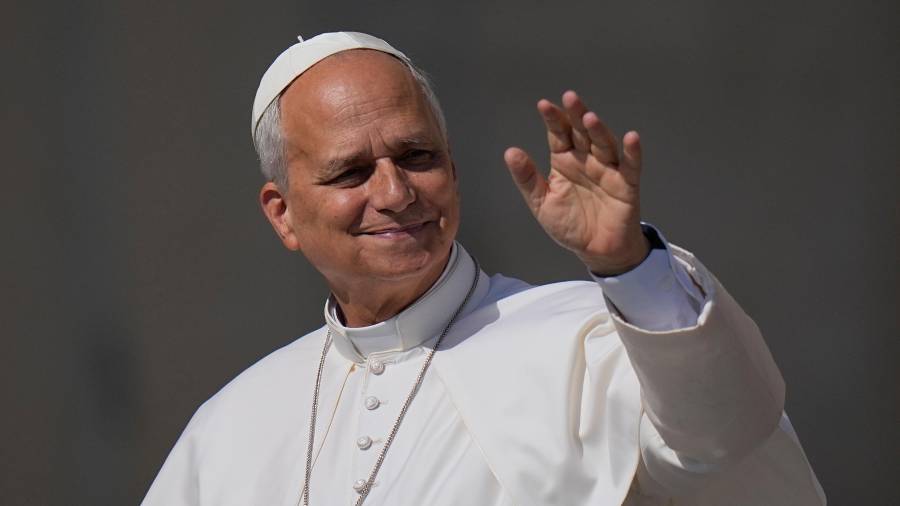 El papa León XIV saluda a la gente en la plaza de San Pedro en el Vaticano durante la audiencia semanal el miércoles 24 de junio del 2026.