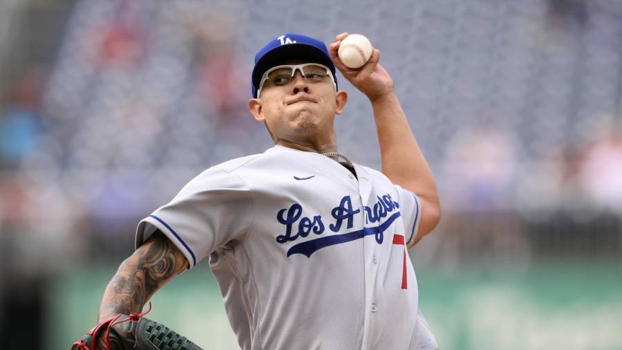 Urías debutó un 27 de mayo del 2016 por los Dodgers contra los Mets, en donde fue el pitcher abridor y se mantuvo con dos entradas y dos tercios.