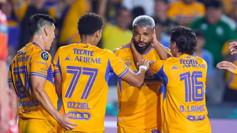 Rodrigo Aguirre celebra uno de sus goles en su debut oficial con Tigres en la Concachampions.