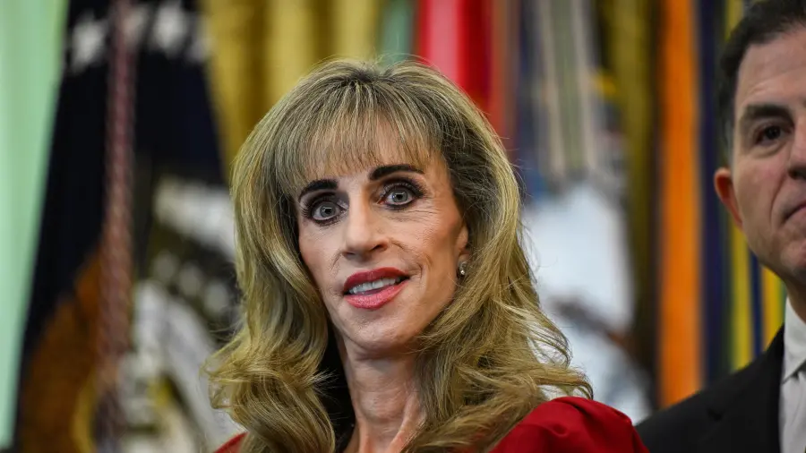 La empresaria estadounidense considerada como una de las más ricas y con influencia en la presidencia de Estados Unidos, Susan Dell (de 62 años) llamó la atención al volverse viral en redes sociales.