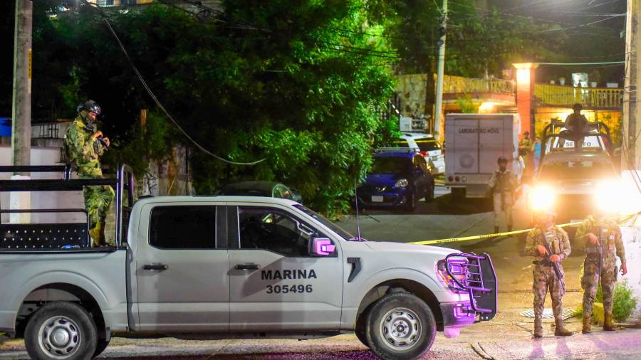 Al arribar al sitio, los elementos de seguridad confirmaron la presencia de los dos cadáveres envueltos en sábanas.