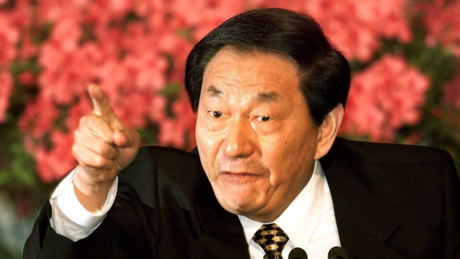 El premier chino Zhu Rongji habla durante una conferencia de prensa en Beijing, el miércoles 15 de marzo de 2000.