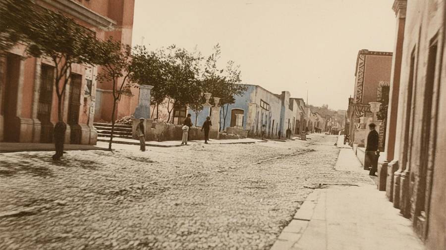 Calle Hidalgo, imagen tomada alrededor de 1883 por el fotógrafo Gumesindo Castilla, se muestra al fondo la casa de Pedro Pereyra Humarán y Agustina Bosque, abuelos de Carlos Pereyra, esquina donde hoy está el Casino de Saltillo.