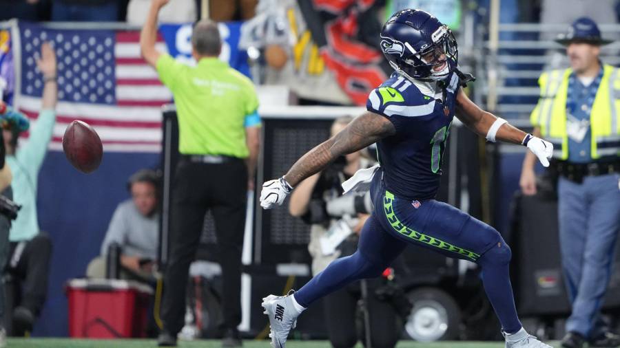 Jaxon Smith-Njigba convirtió un pase de Drew Lock en un touchdown de 45 yardas que empató el marcador y encendió la remontada de Seattle.