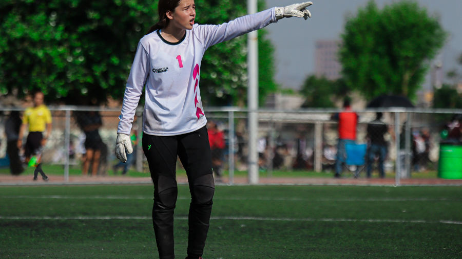 La joven futbolista combina escuela y entrenamientos, mostrando el equilibrio entre la formación académica y deportiva.