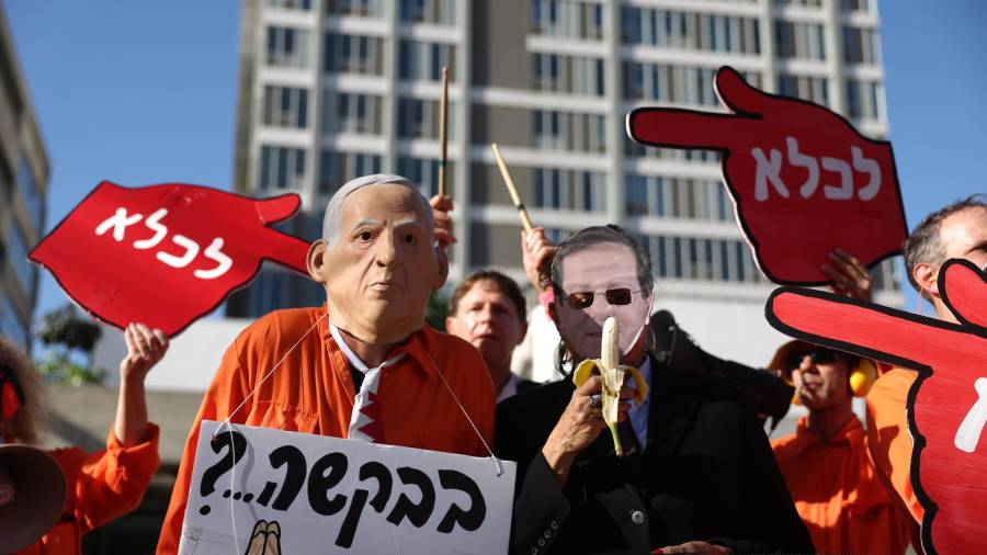 Manifestantes anti-Netanyahu con máscaras del primer ministro israelí, Benjamin Netanyahu, y el presidente Isaac Herzog protestan después de la solicitud de indulto de Netanyahu en Tel Aviv, Israel.