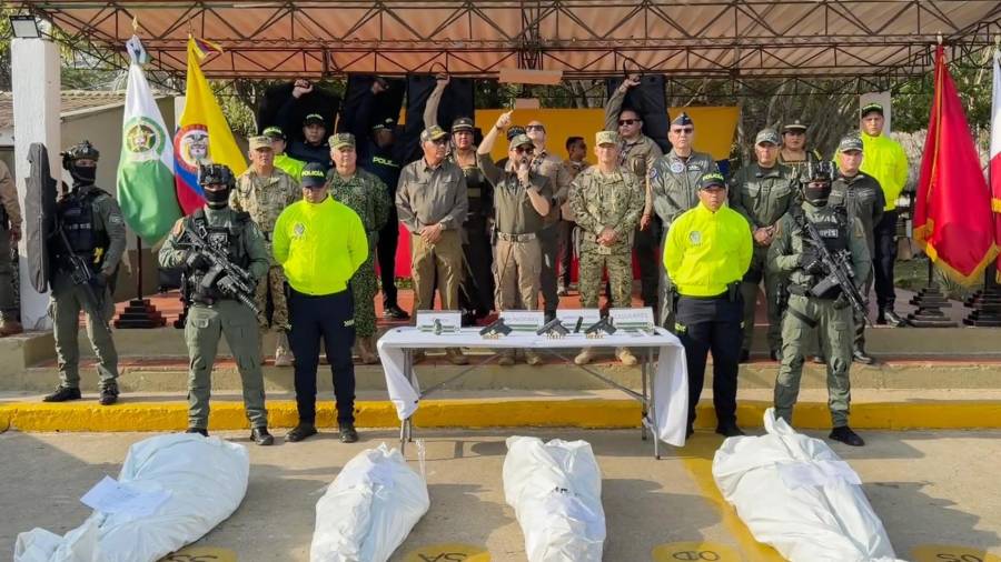 El mandatario colombiano, Abelardo de la Espriella (c), quien presentó ante la prensa cuatro cuerpos cubiertos con lonas blancas, resultado de un operativo policial en Riohacha, Colombia.