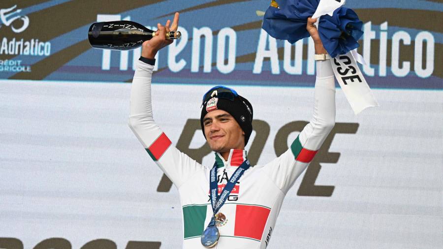 Isaac del Toro consolidó su liderato en la Tirreno-Adriático 2026 tras ganar la sexta etapa en Camerino y quedó a un paso de conquistar el título de la carrera italiana del UCI WorldTour.