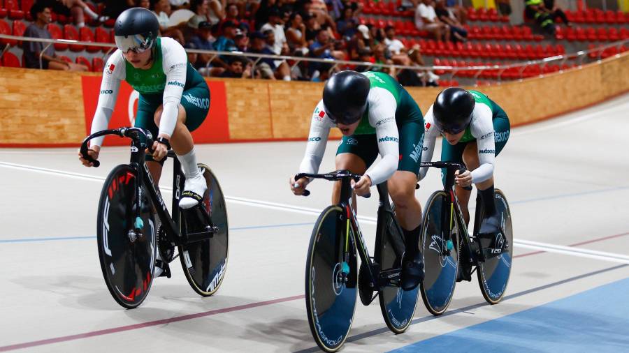 Luz Daniela Gaxiola, Yuli Verdugo y María José Vizcaíno celebran el oro de México en velocidad por equipos durante el Campeonato Panamericano de Ciclismo de Pista Santiago 2026.