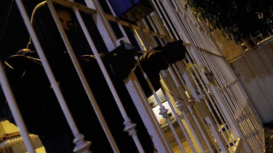 Comisionado de Seguridad recomienda reforzar medidas en viviendas antes de salir de la ciudad.