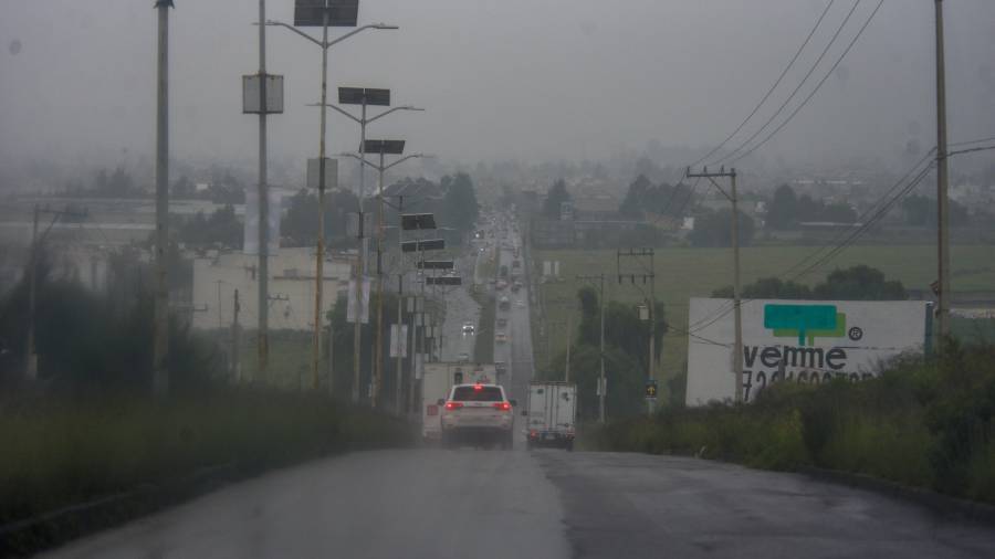 Las lluvias, el granizo y los fuertes vientos en Monterrey provocaron la muerte de una mujer en San Nicolás y el cierre temporal del FIFA Fan Festival.