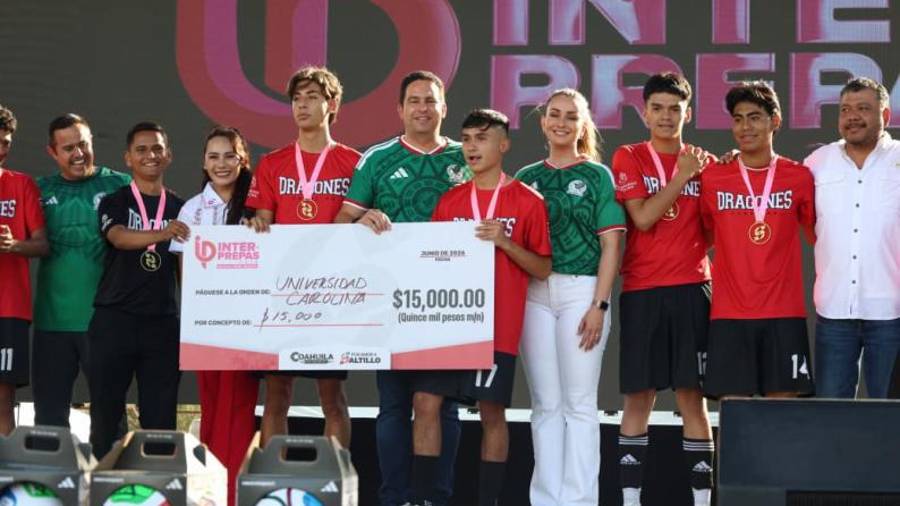 Los Dragones de la Universidad Carolina recibieron el trofeo de campeones del Torneo Interprepas 2026 en el Biblioparque Norte.