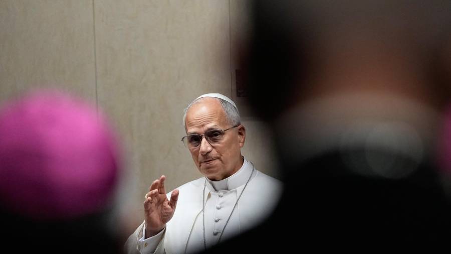 El papa León XIV se reúne con los obispos españoles en la Conferencia Episcopal Española, en Madrid.
