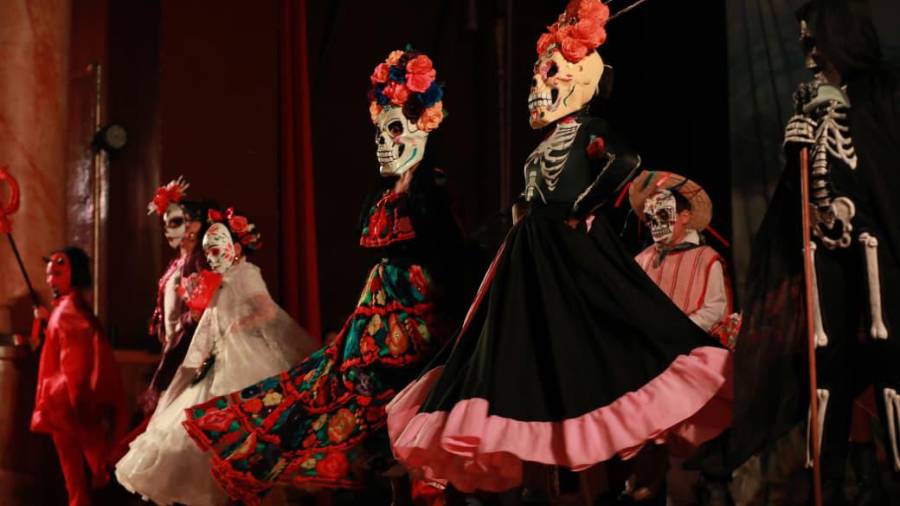 La Compañía Folklórica de Saltillo Ixtle Coahuila celebró 11 años de trayectoria con una función especial en el Paraninfo del Ateneo Fuente.