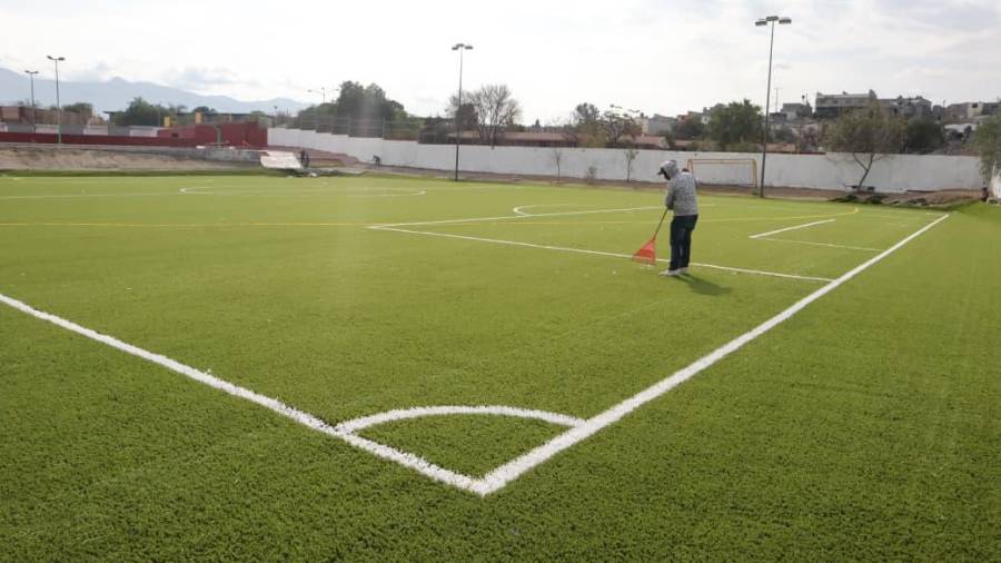 Brigadas municipales avanzan en la instalación de pasto sintético en la cancha del Centro Comunitario “Gustavo Espinoza Mireles”.