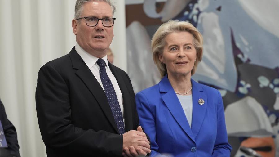 El primer ministro británico, Keir Starmer, a la izquierda, y la presidenta de la Comisión Europea, Ursula von der Leyen, asisten a una cumbre de la Comunidad Política Europea en Ereván, Armenia.