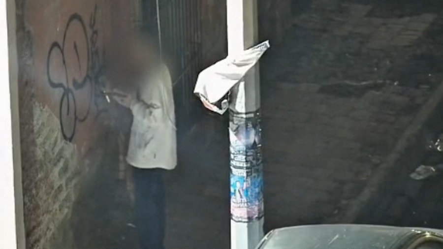 Cámaras del C2 captaron a un hombre realizando grafiti en la Zona Centro de Saltillo.