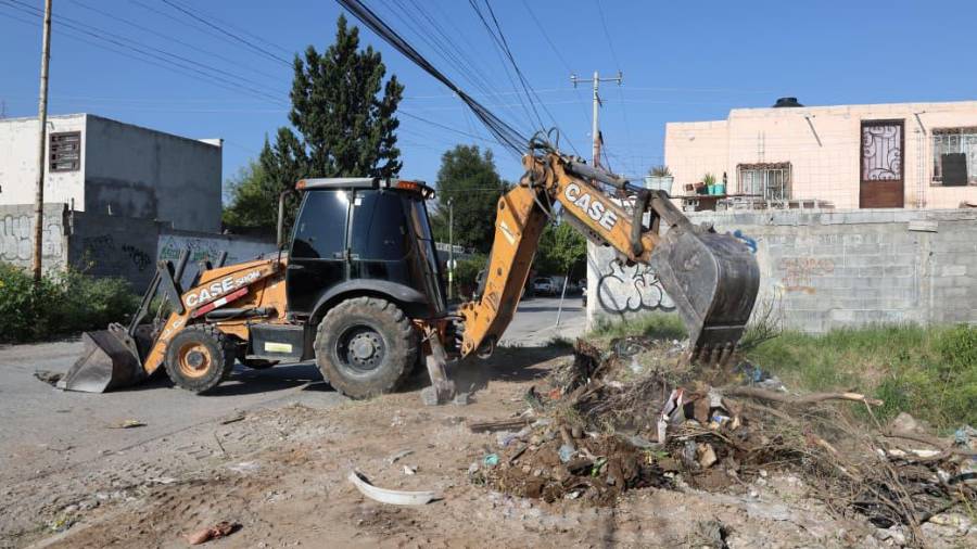 Cuadrillas del programa “Aquí Andamos” realizaron limpieza integral y deshierbe del arroyo del sector.