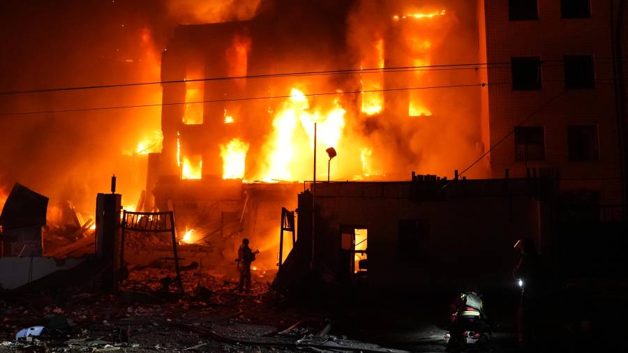Un rescatista sofoca el incendio de un edificio destruido tras un ataque con misiles rusos en Kiev, Ucrania, el martes 8 de septiembre de 2026.